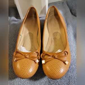 Like New-"Stylish Goldtoe Comfort Plus ballet flats. Size 8.5